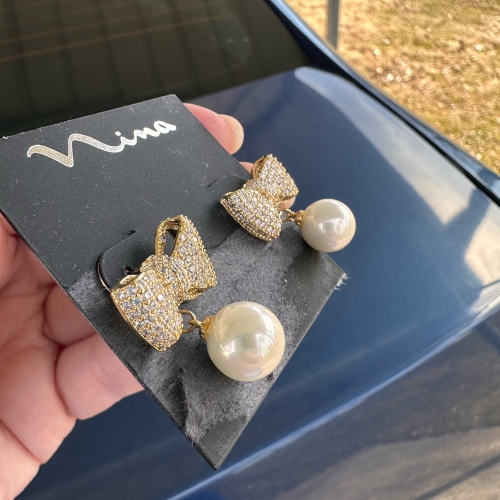 Nina Pearl Bow Earrings - Picture 3 of 3
